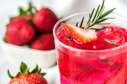 Фрукти і ягоди - ідеальне доповнення до води, щоб зробити її ще кориснішою і смачнішою