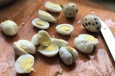 Перепелині яйця розрізаємо навпіл