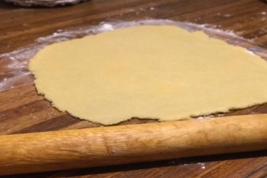 Розкатуємо тісто на пиріг в коло