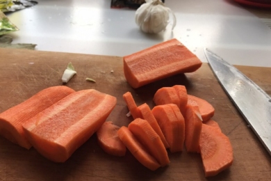 Морква порізана для приготування маринованої капусти