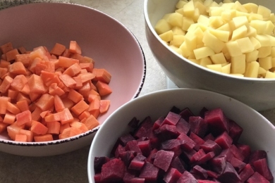 Буряк, морква і картопля порізані на вінегрет