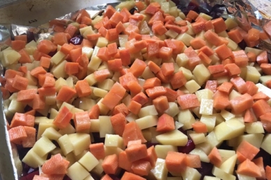 Кубики картоплі, буряку і моркви для вінегрету