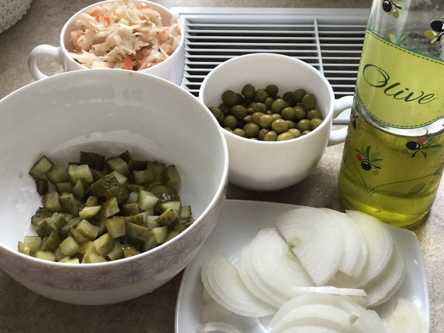 Огірки, капуста, горошок і цібуля підготовлені для вінегрету