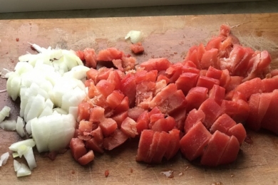 Порізані цибуля і томати для зажарки цибуляників, фото