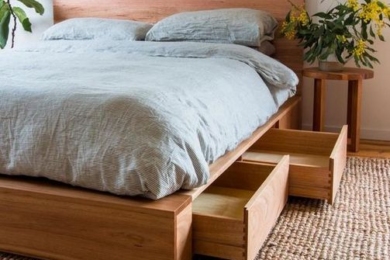 Дерев‘яне ліжко в інтер‘єрі