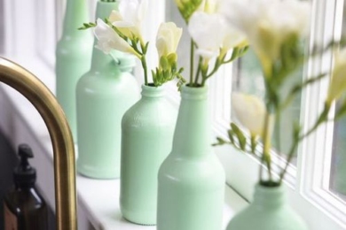 Пофарбовані пляшки-вази