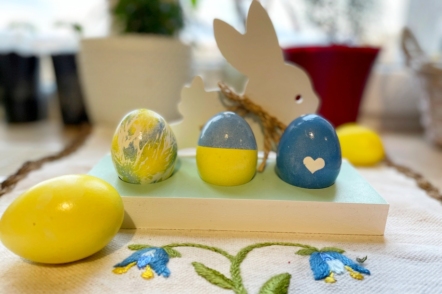 Патріотичні крашанки, або Як пофарбувати яйця у синьо-жовті кольори на Великдень