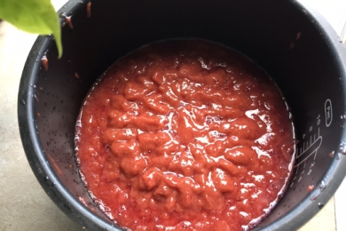 Сливовивй соус в каструлі