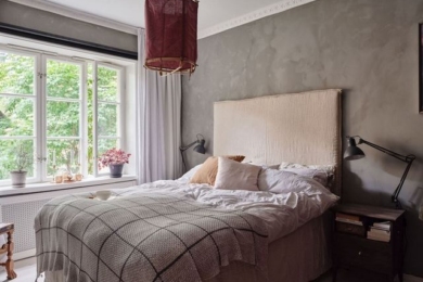 Поєднання сірого і рожевого кольорів в інтер'єрі спальні