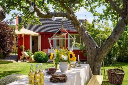 Дачний будинок в Швеції — екскурсія домом і садом