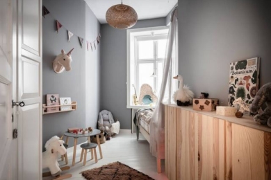 Дитяча кімната з сірими стінами і білою підлогою