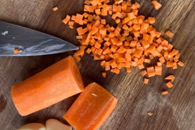 Морква кубиками порізана