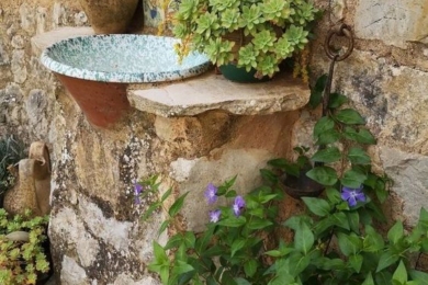 Садовий умивальник і керамічна плитка на стіні