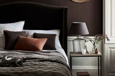 Ліжко у спальні в коричневих тонах