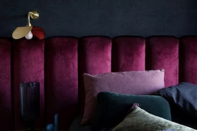 Ліжко із фіолетовим текстилем