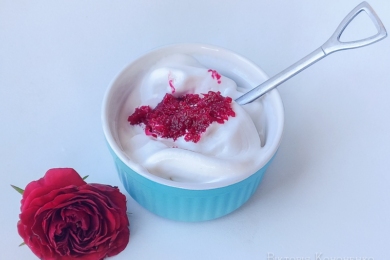 Морозиво і варення з пелюсток троянд