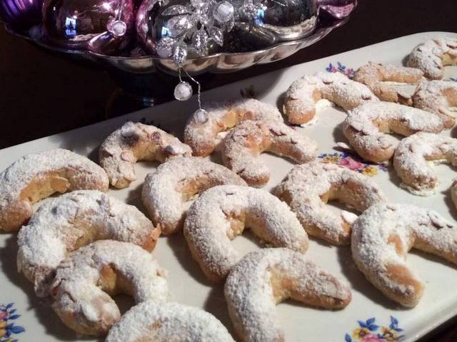 Печиво на дошці поруч із новорічними прикрасами