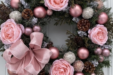 Різдвяний вінок з рожевими квітами