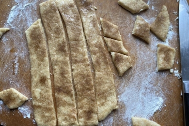 Формуємо печиво на кефірі, нарізаючи ножнм