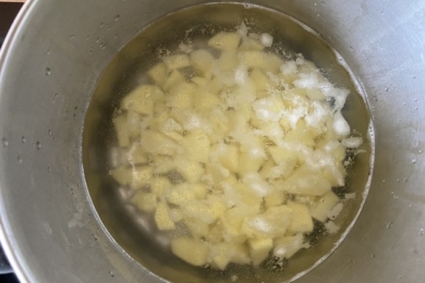 Ставимо варитися картоплю