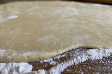 Розкачуємо тісто в пласт товщиною приблизно 3-4 мм