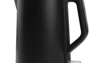 Чорний електрочайник Gorenje з матовим покриттям та ергономічною ручкою на білому фоні