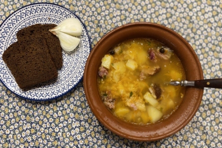 Гороховий суп з копченими реберцями