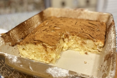 Волога шарлотка на кефірі і олії в розрізі - висока і пишна