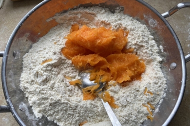 Гарбуз натираємо на тертку, відтискаємо від зайвого соку і додаємо до борошна