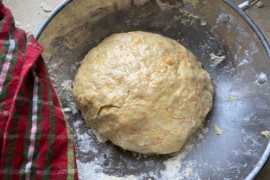 Замішуємо тісто на гарбузовий хліб і ставимо на підхід