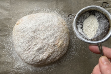 Сформовану паляницю посипаємо борошном