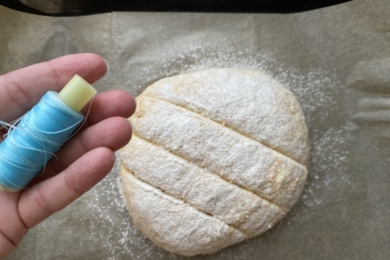 Робимо надрізи на хлібині ниткою чи тонким ножем