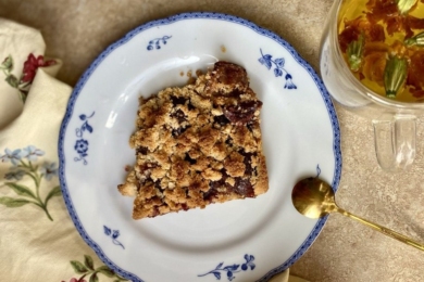 Сливовий крамбл з мигдальним борошном — простий десерт із мінімумом цукру