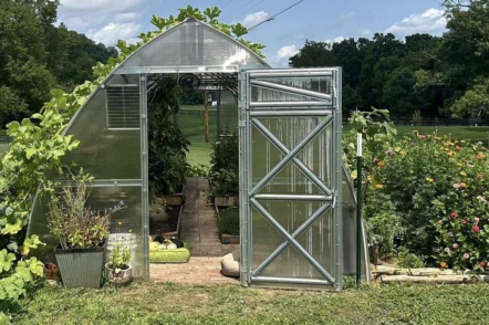 Як провітрювати теплицю в спеку. © plantagreenhouses